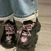 Chaussures de robe Y2K coréen décontracté rose coeur plate-forme noir sneaker mocassins athlétiques kawaii mignon tennis chunky sport baskets chaussure femmes 231216