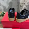 Luxus-Upvillage-Sneaker mit Band aus Nappa-Kalbsleder, Designer-Sneakers aus laminiertem Kalbsleder, Markenzeichen-Logo, Siebdruck-Nieten-Gummisohle, Herren- und Damenschuhe