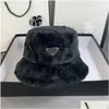 Cappelli a tesa larga 2022 Moda Esigner Secchio Uomini e donne Autunno Inverno Peluche Tinta unita Caldo metallo Triangolo Cappello Regalo Consegna di goccia Dhrov