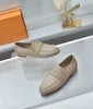 Kläddesigner kvinnors skor 100% cowhide metall spänne läder brev avslappnad sko platt mulor princetown tramp lata loafers formella skor stor storlek35-42