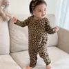 Macacões nascidos crianças bebê meninos meninas roupas outono leopardo impressão macacão doce algodão macacão manga longa inverno outono outfit 0 24m 231215