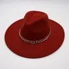 Basker 9,5 cm Big Wide Brim Fedora Hat For Women Casual Gold Metal Chain Party Felt Hattar Herrar Mäns jazz mode elegant trilby klänning