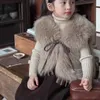 Jacken Mode Herbst Winter Baby Mädchen Pelzmäntel Braun Beige Ärmellose Schleife Verziert Plissee Bordüre Westen Westen 231216