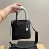 Väskor mode mångsidig handväska med olika stilar designer lyxmaterial avslappnad axel lämplig för både män och kvinnor mördare väska plånbok