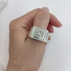 Eheringe Großhandel Großhandel Custom 15 mm quadratischer Ring Solid Silber 3D Gravures Signet Ring personalisieren gravierte Buchstaben Ringe Mode Männer Schmuck 231215