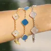 Pulsera con dijes Pulsera de trébol de cuatro hojas de lujo Encanto Elegante Moda clásica 18K concha de ágata Vacaciones Boda Pareja Joyería Regalo 240H