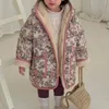 Giacche 8011 Abbigliamento per bambini Cappotto lungo 2023 Giacca invernale imbottita in cotone coreano con fiori per ragazze con cappuccio caldo 231215