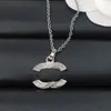 Collana di design Catena a maglie di moda Placcato oro 18 carati Acciaio al titanio Lettera di marca Collane con ciondolo con diamanti per le donne Gioielli da sposa Regalo di Natale con scatola