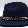 Basker 9,5 cm Big Wide Brim Fedora Hat For Women Casual Gold Metal Chain Party Felt Hattar Herrar Mäns jazz mode elegant trilby klänning