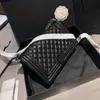 Bolso de hombro para mujer de diseñador de moda 25 cm Diamante de cuero Clásico Hardware negro Logotipo cuadrado de metal Bolso de lujo Matelasse Cadena ancha Bolsas cruzadas Sacoche