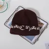 Beanie Designer Beanie Luxury Hat Design Letter Blomma Mönster varmt temperament mångsidig julklapp Mycket bra