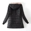 Parka da donna in piumino invernale giacca in cotone con cappuccio di media lunghezza da donna autunno fodera in peluche leggero solido parka da donna allentato con cerniera femminile 231215