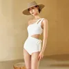 Draag Tureller een schouder sexy zwempak hoge taille monokini geribbelde riem uitgesneden zwemkleding wit één stuk zwempak bodysuit nieuw