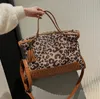 Bolsas de ombro femininas 2 cores Bolsa com estampa de leopardo francês grande resistente ao desgaste bolsa de couro fosco popular deste ano bolsas de rebite com franjas 5502 #