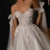 TOUNNINGBRIDE 2024 Romantisk glänsande stropplös snörning Pärlor A-Line Bröllopsklänningar Glamorösa applikationer med Cape Chapel Train Princess Bridal Gown