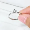Anneaux Iogou Mosanite Diamond Anneaux pour femmes 0,5 carat Engagement Round Cut Solitaire Ring Real Sterling Sier Wholesale Bijoux