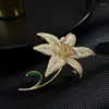 Brouches Suyu الفاخرة النحاس Micro inlaid Zirconia Zirconia Lily Brooch Dress Matchen