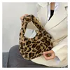 Sacs polochons rétro femmes imprimé léopard en peluche fourre-tout sacs à main hiver moelleux sous les bras sac mode dames Shopper