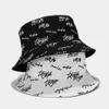 مصمم الأزياء الصيفي عكس العرف في جميع أنحاء الطباعة قبعة دلو الصياد القطن المطرزة مع ملصق العلامة التجارية الخاصة