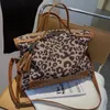 Frauen Umhängetaschen 2 Farben Französisch Leopardenmuster Handtasche Große Trage Resistant Matt Leder Tasche diesjährige beliebte Fransen -Niethandtaschen 5502 # #