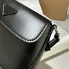 P Designer Ny högkvalitativ cowhide Cleo armhoppan Handhållen Kvinnor Läderflik Metal Triangel Crossbody Bag Ladies Handbag Europe och USA: s mode