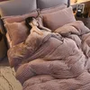 Zestawy pościeli ciepłe kołdrę Flannel Line Bedding Coral Velvet Dwustronne mleko aksamitne czteroczęściowy garnitur Zestawy pościeli 231216