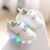 Flat shoes Baby Led Lights Sneakers High Quality Girls Boys Soft Bottom Sports Running Shoes Excellent First Walkers Infant Cute Toddlers 231216