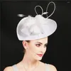 Basker eleganta kvinnor mode Big Chapeau Cap Brud bröllop fina fascinatorer hattar med hårklipp Huvudstycke Fancy Feather Flower Headwear