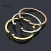 Designer Armbanden 2023 nieuwe 18k gouden armband luxe merk mannen en vrouwen medium dikke manchetarmband hoogwaardige roestvrijstalen armband