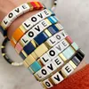 Bohemisk vänskap flätad emaljplattor armband 2020 Boho kärlek brev sommar regnbågsmycken pulseiras mujer mode gata251z