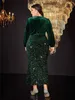 花嫁のドレスの濃い緑のベルベットの母親のマザースコーポーズラングスリーブウェディングゲストドレスvネックラインプラスサイズのイブニングガウン