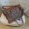 Frauen Umhängetaschen 2 Farben Französisch Leopardenmuster Handtasche Große Trage Resistant Matt Leder Tasche diesjährige beliebte Fransen -Niethandtaschen 5502 # #