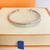 Designer smycken Bangle Rose Gold Silver Silver Rostfritt stål G CD F TB Cross Mönster Buckle Love SMycken Kvinnor Mensarmband Märke CA294C