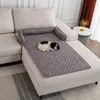 Sandalye, suya dayanıklı evcil hayvan yatağını kuru ve su geçirmez köpek yatağıyla rahatlatıyor