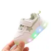 Sapatos planos bebê luzes led tênis de alta qualidade meninas meninos fundo macio esportes tênis excelente primeiros caminhantes infantil bonito crianças 231216