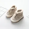 Platte schoenen 2023 Baby winterlaarzen Antislip rubberen zool Meisjesschoenen Lamswol Patchwork Peuter Babyschoenen Warm Kinderen Jongens Sneeuw 231216