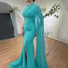 2024 New Turquoi Evening Pageant Dress High Split com mangas de cabo Frisado Chiffon Mulher Prom Vestidos Formais Árabe Dubai Vestidos de Gala Robe De Soiree