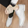 Scarpe eleganti Italia Primavera Classica Marito Formale Scarpe da ginnastica da uomo Sport Sheos Baskettes 2023 Sapateni Tnis