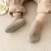 Sapatos lisos bebê meias sapatos infantil bonito dos desenhos animados crianças menino sola de borracha macia criança piso sneaker bebe botas criança meninas primeiro walker 231216