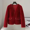 Manteau en laine d'agneau et fourrure de mouton pour femme, vêtement d'hiver de l'industrie lourde, en granulés de perles, en cuir et en polaire de mouton courte intégrée, col en v, 2023