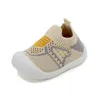 Platte schoenen baby peuter schoenen eerste niet -slip schattige rubber softssoled kinderwandeling binnenshuis katoenen sok 231218