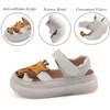 Sandalen Babyschuhe Leder süßes Giraffe Muster Babysandalen geeignet für Mädchen mit geschlossenen Zögern Nicht -Slip -Babysandalen in Sommerl240429