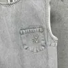 Abiti casual di base Designer Brand 2023 Autunno Nuovo grigio chiaro petto modello lettera senza maniche abito da cowboy dritto tendenza M2LH