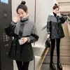 Lo stile ispessito imitazione pelliccia da donna ha superato la tendenza del cappotto in pelle PU medio lungo con motivo a scacchiera nell'inverno 2023
