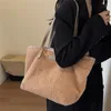 حقائب المساء 2023 Wamb Wool Women Handbag Winter Fluffy Fur Bag سعة كبيرة تنقل السيدات ألوان صلبة للتسوق 231216