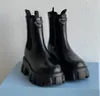 2024 Bottes de pluie à talon épais pour femmes Bottines à semelle épaisse Designer Marque de luxe Bottes Chelsea Chaussures en caoutchouc mi-mollet Martens Martin Bottes Mujer Prads