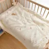 Mantas Swaddling Manta de algodón puro Muselina Ropa de cama para bebé Oso bordado Nacido Boy Girl Swaddle Mantas Edredón para niños en la cama Cubierta del cochecito 231218