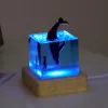 Articles de nouveauté 5cm Cube Organisme Résine 7Colors Table Light Creative Art Décoration Lampe Baleine Dauphin Requin Thème Nuit USB Charge 231218