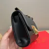 Design de alta qualidade, nova bolsa feminina versátil e moderna, leve, luxuosa, crossbody, elegante, pequena, quadrada, de um ombro, portátil, feminina, corrente, axilas