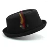 Bérets 3 tailles hommes femmes laine porc tarte chapeau rétro bande de plumes Fedora casquette Trilby chapeau de soleil classique jazz fête en plein air voyage style de rue